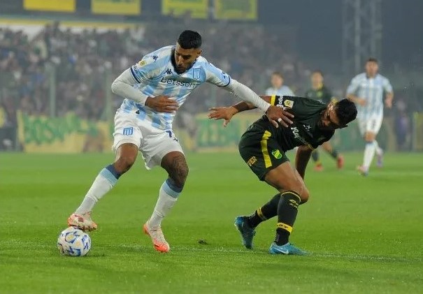 Con un golazo de Maxi Salas, Racing se lo dio vuelta a Defensa y Justicia y clasificó a octavos