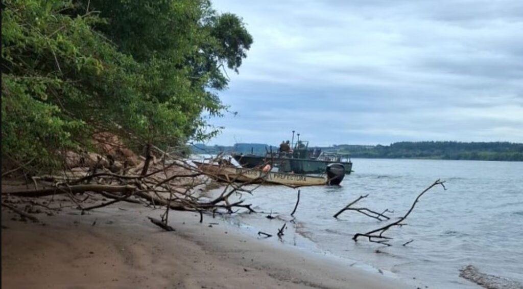 El drama de una familia que intentó cruzar a Paraguay en canoa: hallaron el cuerpo de la nena de 4 años
