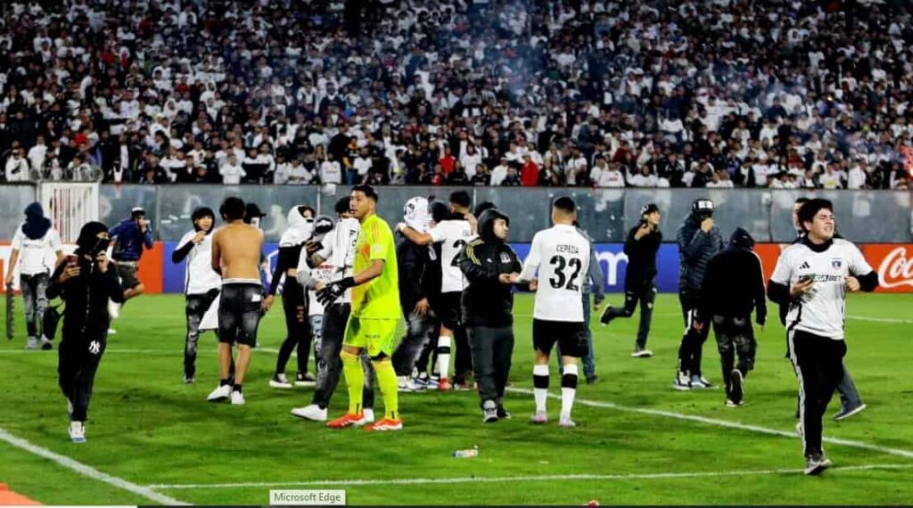 Dos jóvenes murieron tras los graves incidentes en la previa de Colo Colo-Fortaleza y se suspendió el partido